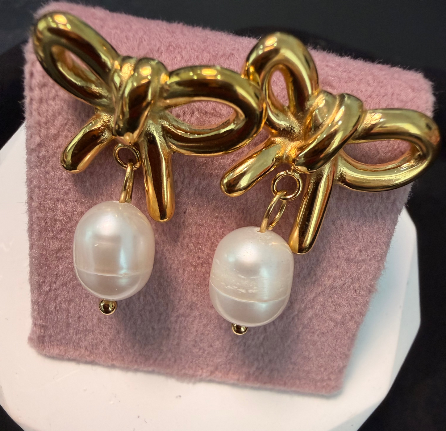 I love bows and pearls earrings