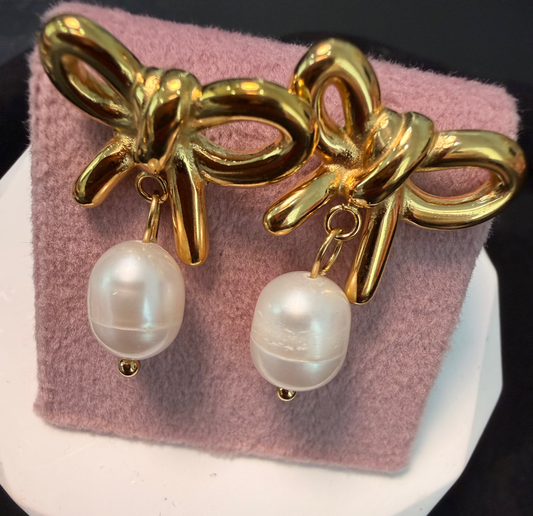 I love bows and pearls earrings
