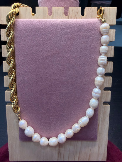 Magdalena pearls neck